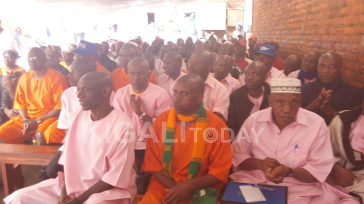Aha abagororwa bari mu nama n'ubuyobozi bwa gereza babusaba ko bwabasabira Kagame agakomeza kuyobora u Rwanda kuko ngo amaze kurugeza kuri byinshi harimo no guca akarengane.