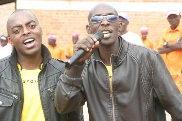 Bagenzi babo baje kubafasha kwizihiza ibirori baririmba, banabacurngira
