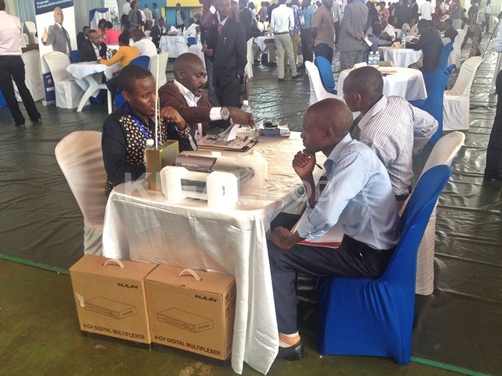 Abahagarariye ibigo n'amasosiyete basobanuriraga buri wese wabyifuzaga bakanamubwira ibisabwa ngo abone akazi.