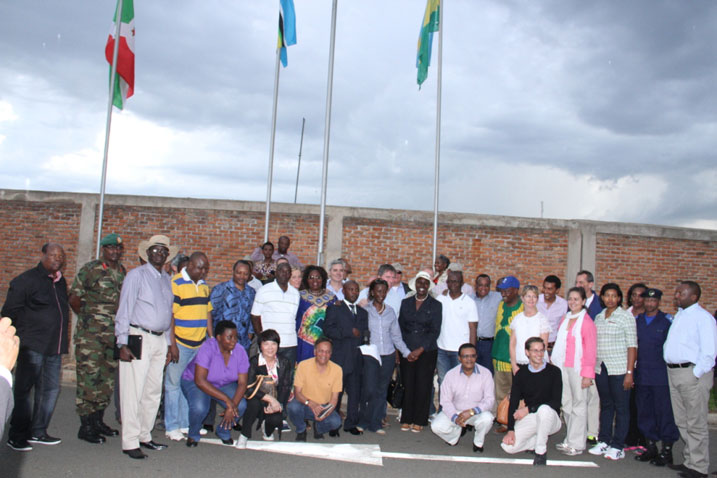 Abahagarariye ibihugu byabo mu Rwanda basura umupaka uhuza u Rwanda n'u Burundi mu karere ka Rusizi.