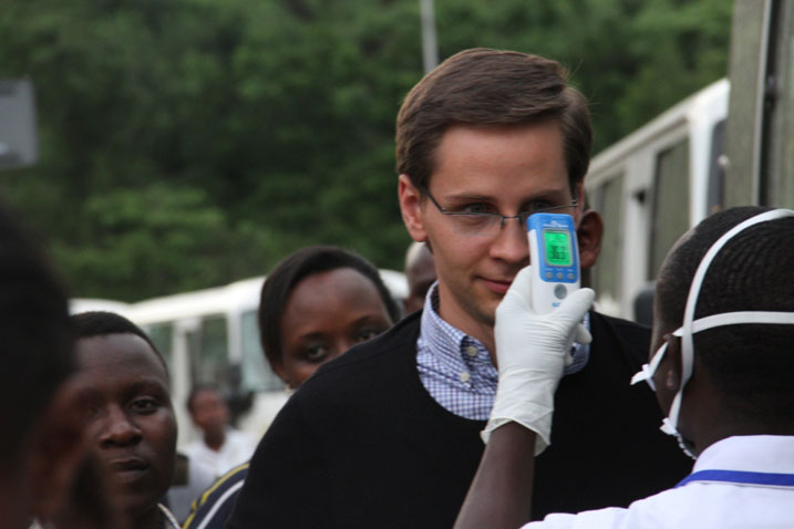 Abahagarariye ibihugu byabo mu Rwanda basuzumwa kugirango barebe ko nta Ebola bafite.