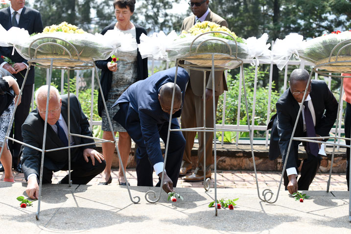 Abahagarariye Ubudage na Israel mu kwibuka Jenoside yakorewe Abayahudi, babanje kunamira Abatutsi bazize Jenoside mu 1994.