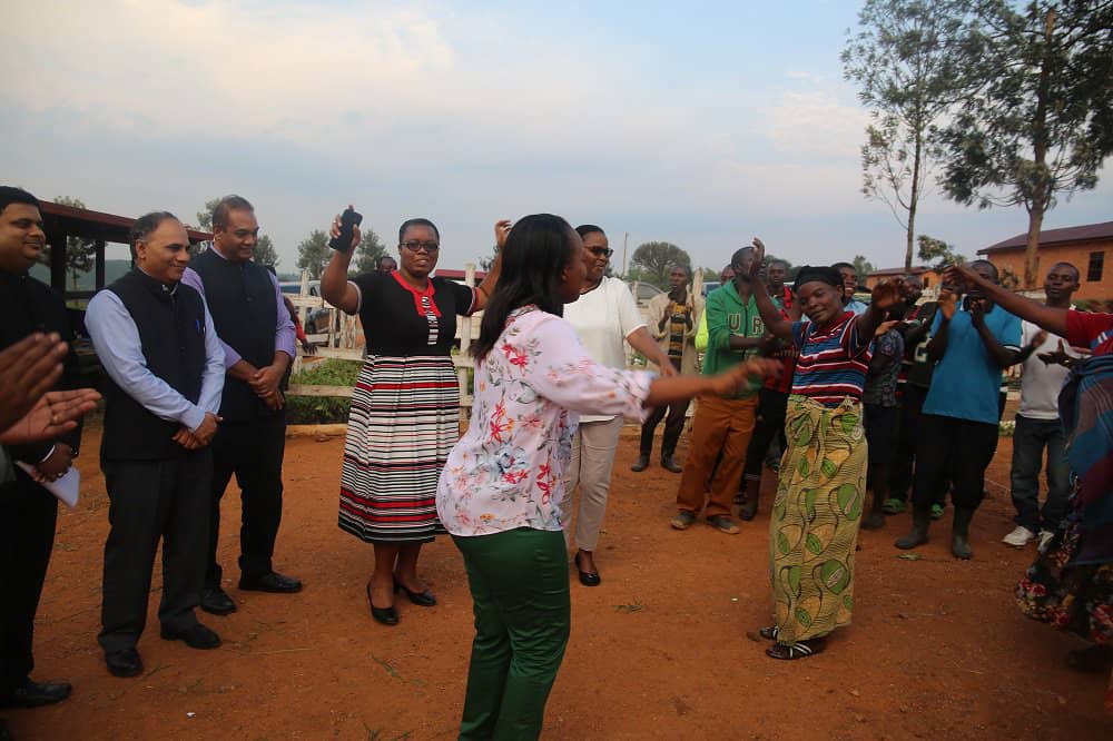 Abahagarariye u Rwanda n'u Buhinde barabyinana n'abahawe inka bishimira ko iza mbere zatangiye kororoka