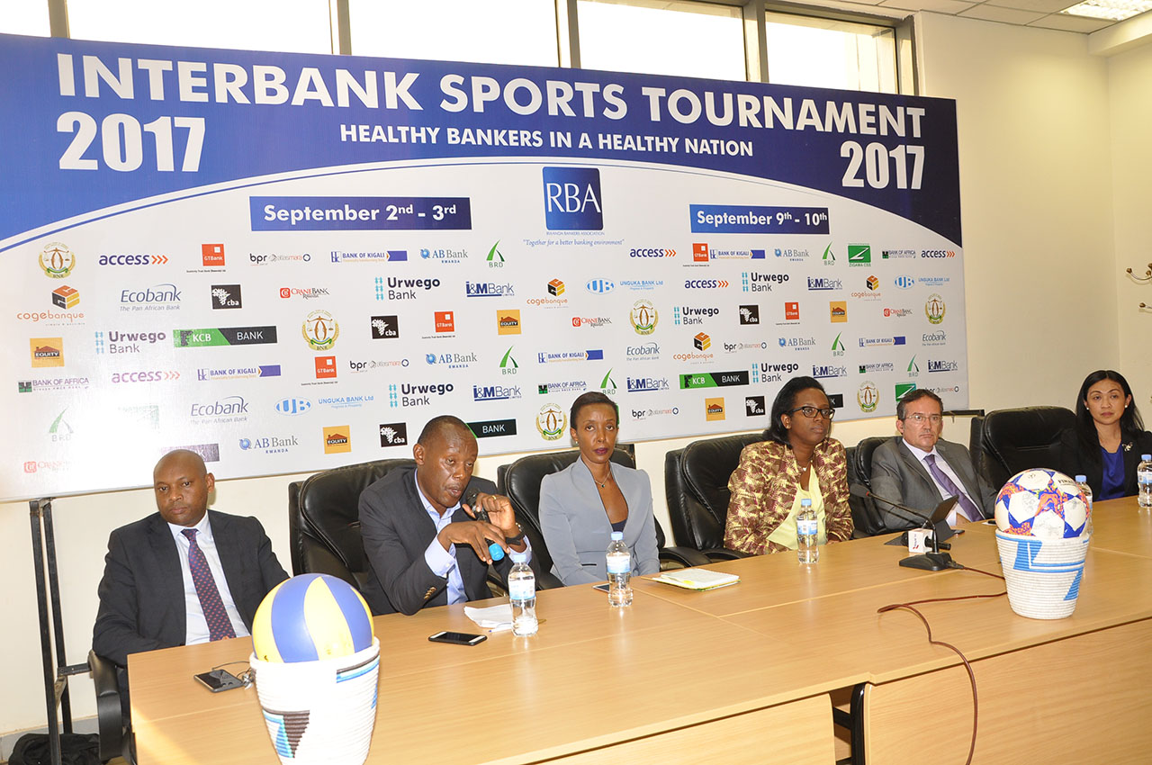 Abahagarariye zimwe muri banki zikomeye mu Rwanda ziri mu ihuriro rya banki zo mu Rwanda "RBA" bitabiriye icyo kiganiro