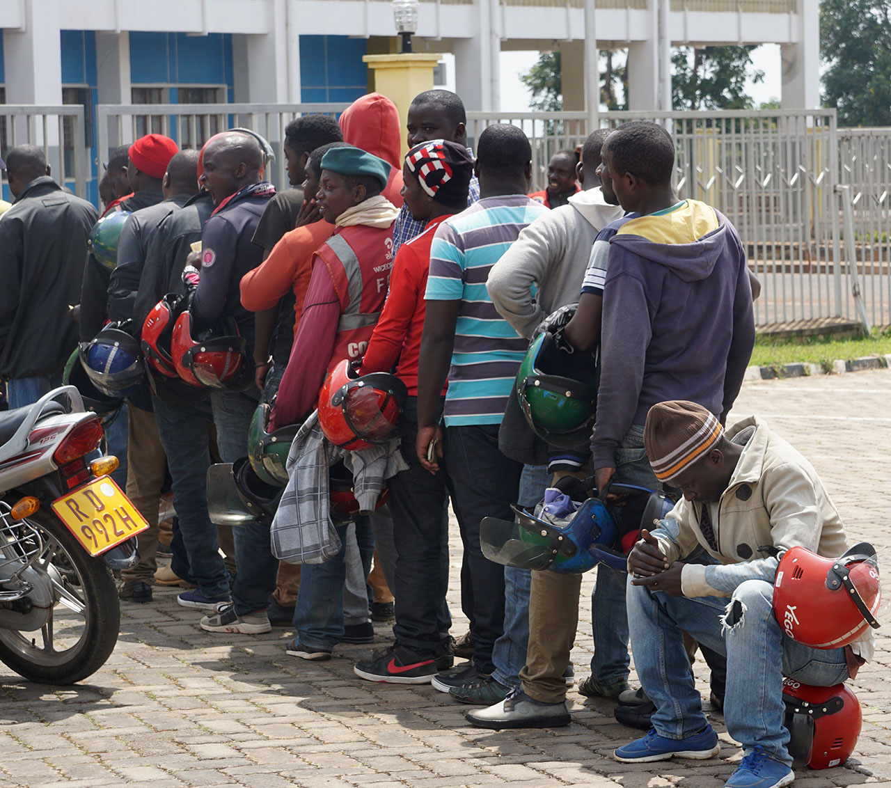 Abahaniwe guhagarara ahatemewe bacibwa ibihumbi 25Frw mu gihe aho guhagarara hagenewe moto hadahagije ahandi hakaba nta hahari