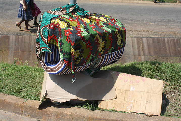 Abahatuye baramumenyereye bamucungira ibikoresho bye iyo adahari.