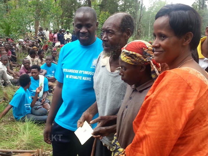 Abahawe ubwisungane mu kwivuza na Profemme bemeza ko babagaho mu bwoba bw