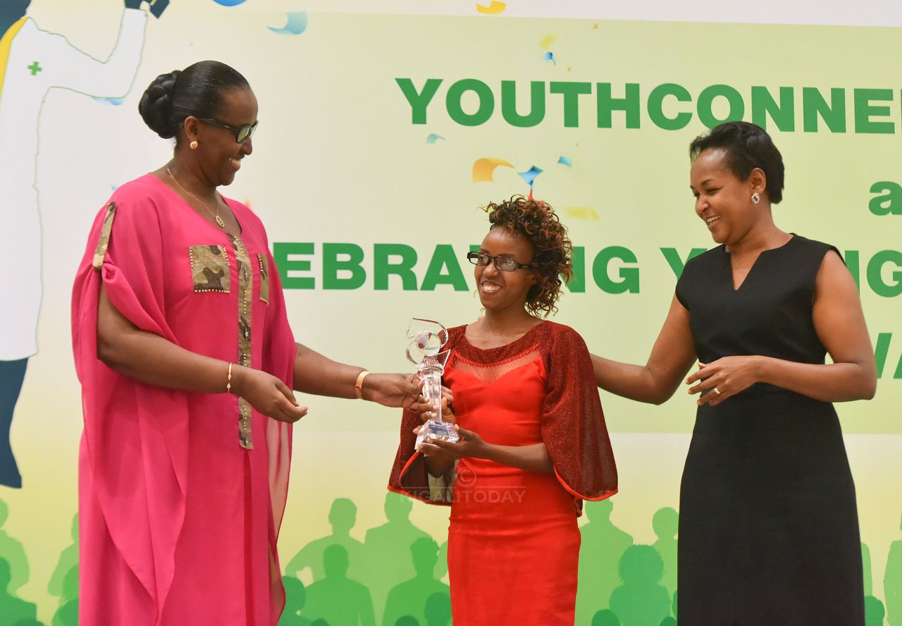 Laetitia Umubyeyi wahawe igihembo kubera gufasha aho atuye i Kirehe kubona amashanyarazi