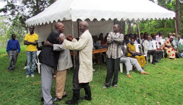 Abahemukiwe babarira ababahemukiye muri Jenoside.