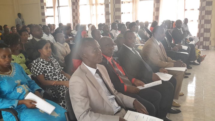 Abahesha b'inkiko b'umwuga bitabiriye kurahira, hamwe n'abo mu miryango yabo babaherekeje.