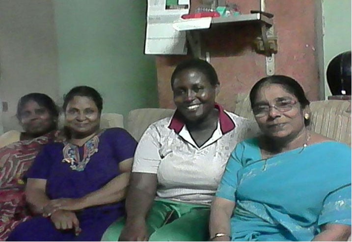 Abahindekazi na bo bamwakiranye urugwiro.