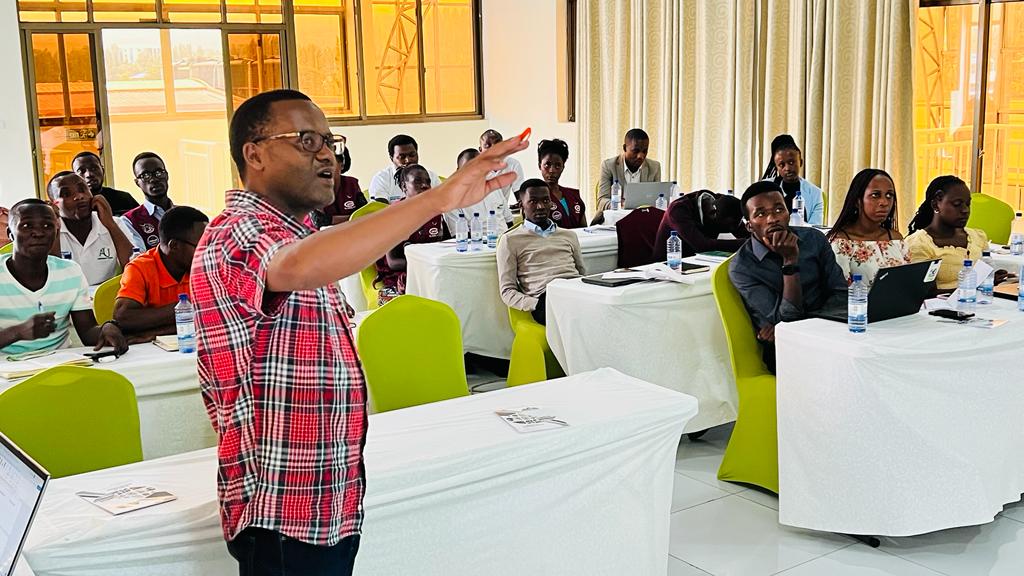 Dr Athanase Nduwumuremyi asobanurira urwo rubyiruko iby