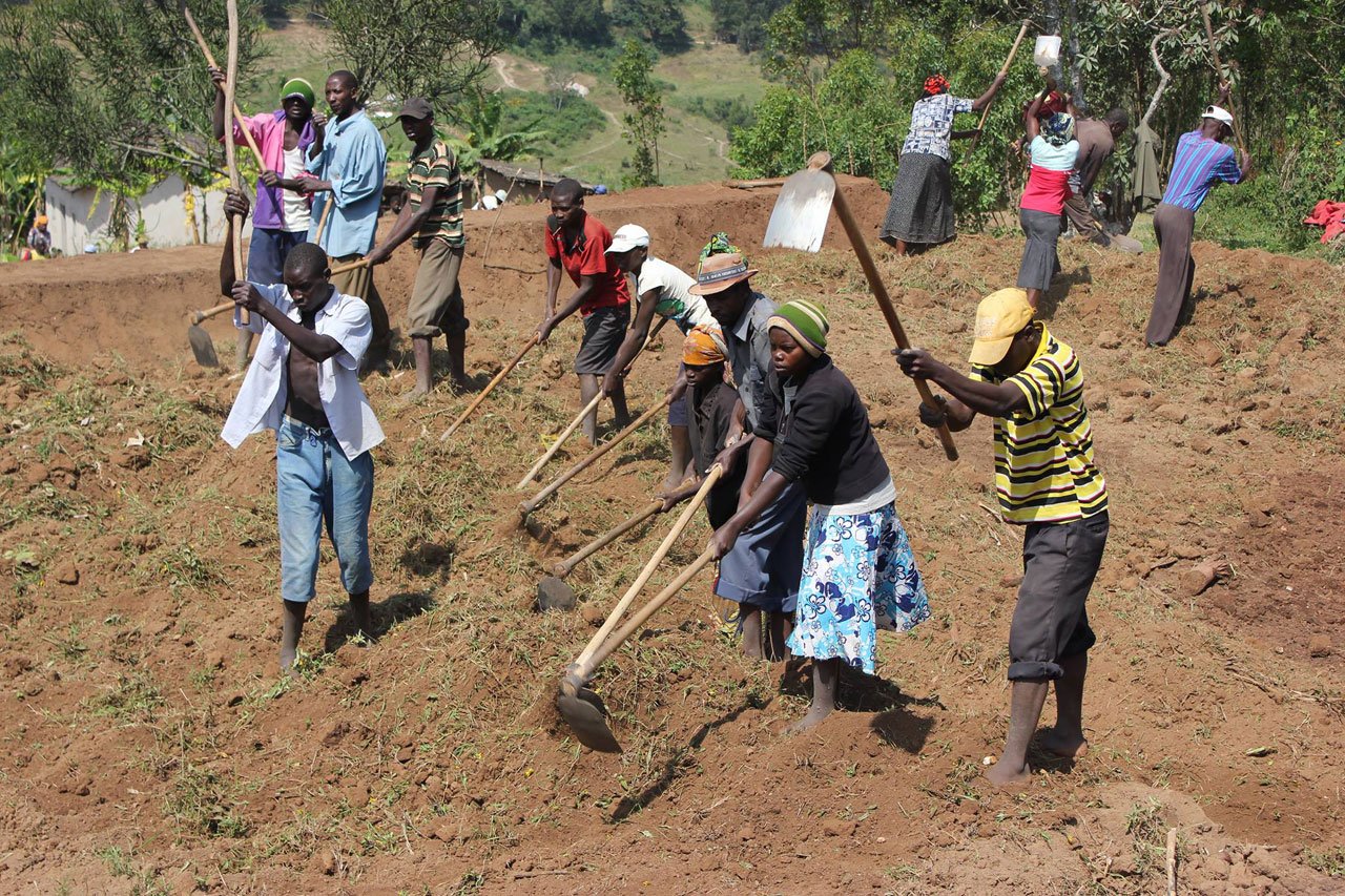 Abahinzi mu cyaro babura ababafasha mu buhinzi kandi hari abize iby