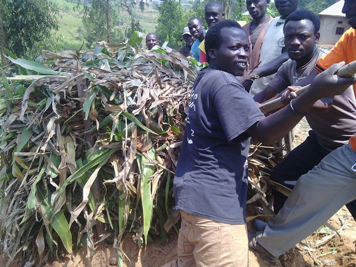 Abahinzi berekerwaga uko ifumbire ikorwa.