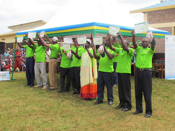Abahinzi ntangarugero biteje imbere mu buhinzi mu Rwanda bahembwe bahabwa certificate.