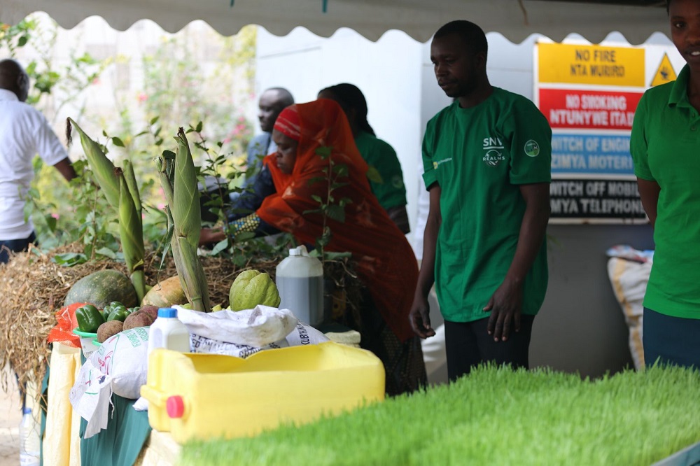 Abahinzi bagaragaje ibyo bungutse mu gihe cy'umwaka bamaze bigira mu murima