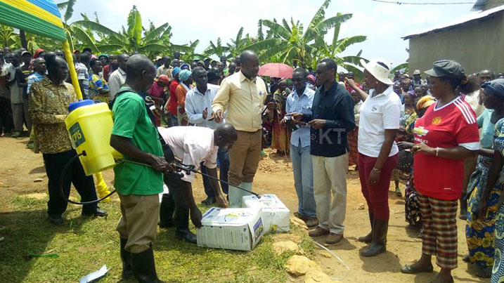 Abahinzi bo mu murenge wa Musambira bahawe amapompo yo gutera imiti