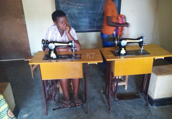 Abakobwa babyariye iwabo bashinja ababyeyi babo kubatererana. Aba bo bahisemo kudoda kandi ngo birabafasha.