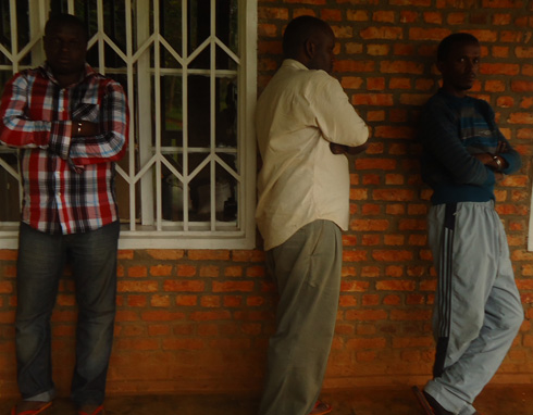 Aba bagabo biyise abakozi ba Airtel bashaka babeshya umusaza ko bazashyira umunara mu murima we bakamuha amafaranga.