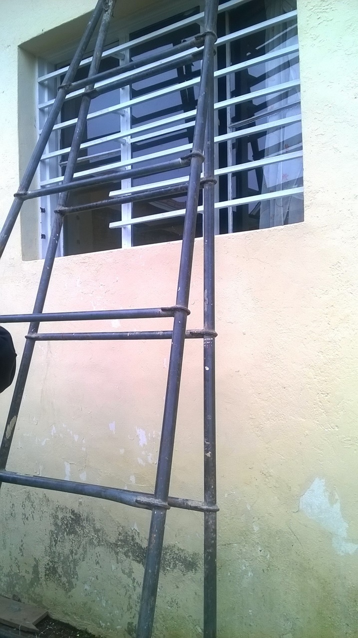 Abajura buririye ku rwego bajya kwica idirishya.