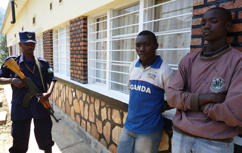Hitimana na Kayiranga bari mu maboko ya Polisi (Photo: N. Leonard)