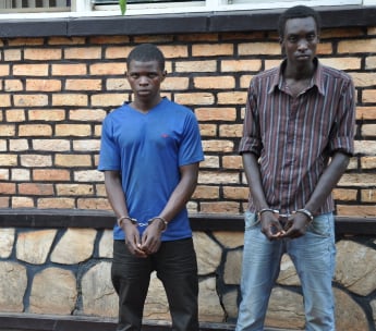 Abasore babiri bari mu maboko ya Polisi bakekwaho ubujura. (Photo/ Polisi)