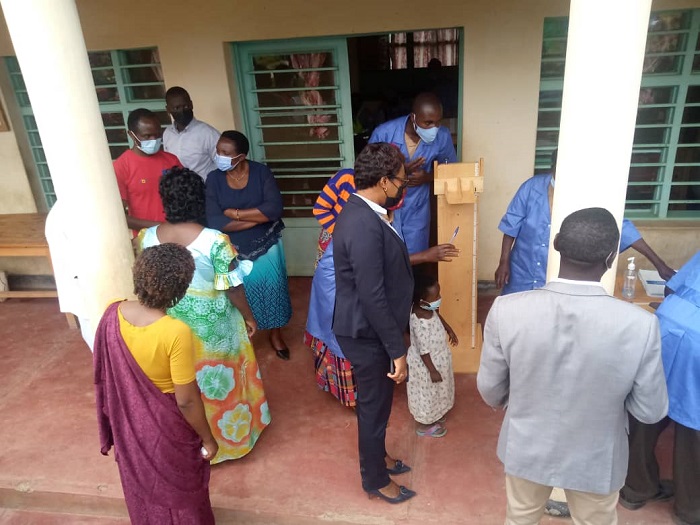 Abajyanama b'Ubuzima bereka Minisitiri Bayisenge uko bapima imikurire y'abana