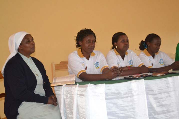 Abajyanama mu myumvire ba Urumuri Women Club hamwe n'umuyobozi w'ikigo cya FAWE Girls School Kayonza.