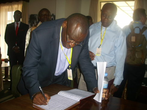 Ambasaderi Gatete Claver yandika mu gitabo cy
