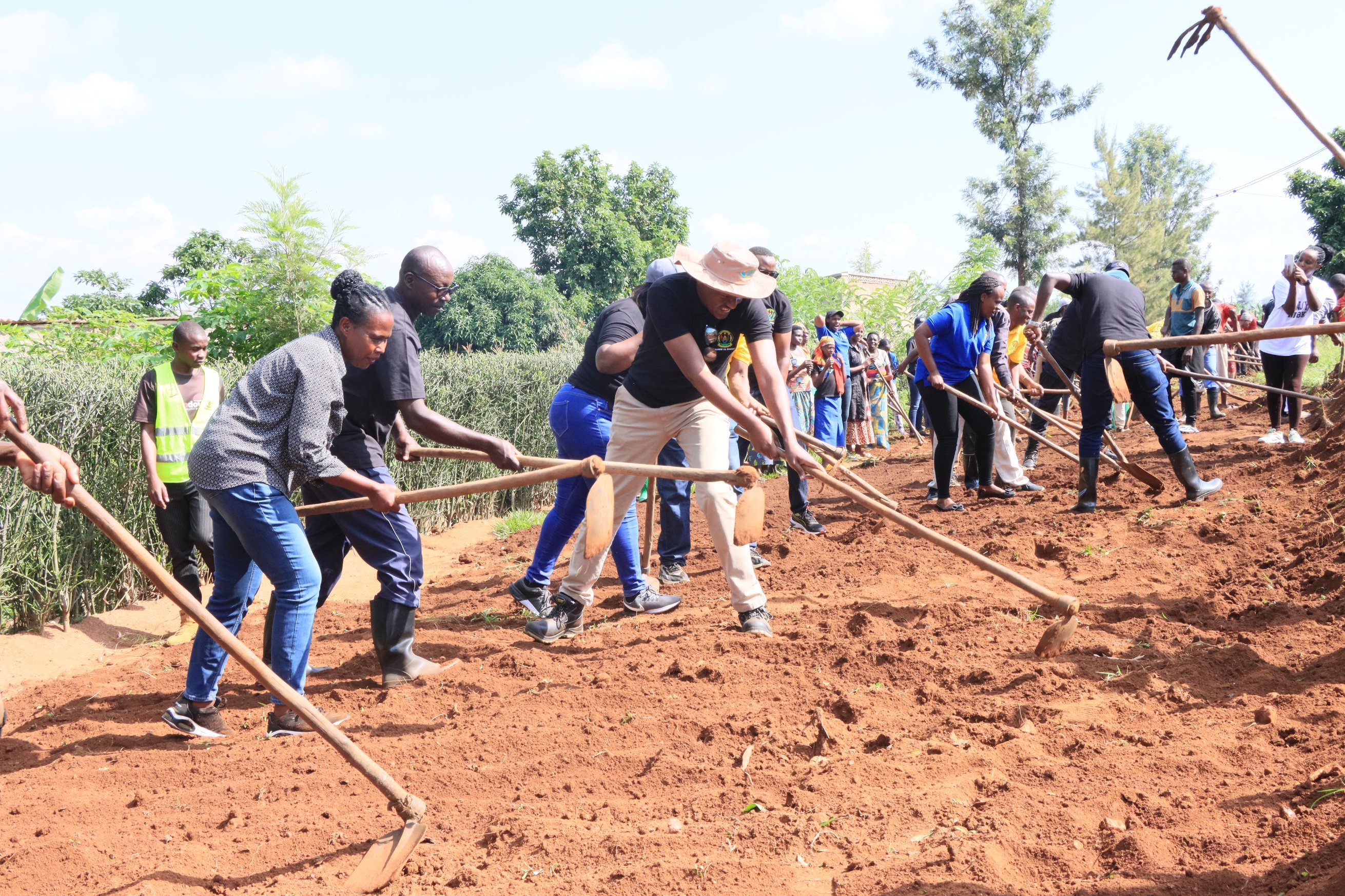 Abajyanama bakoranye umuganda n'abaturage