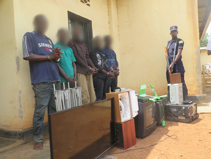 Aba ni bamwe mu bajura bafashwe na polisi bakekwaho ubujura, ibyo bikoresho bikaba ari ibyo bafatanywe 