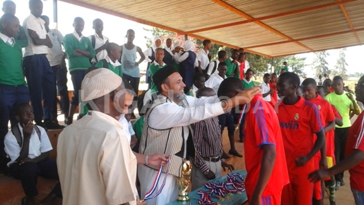 Abakabiri bambitswe imidali abambere bahabwa igikombe.