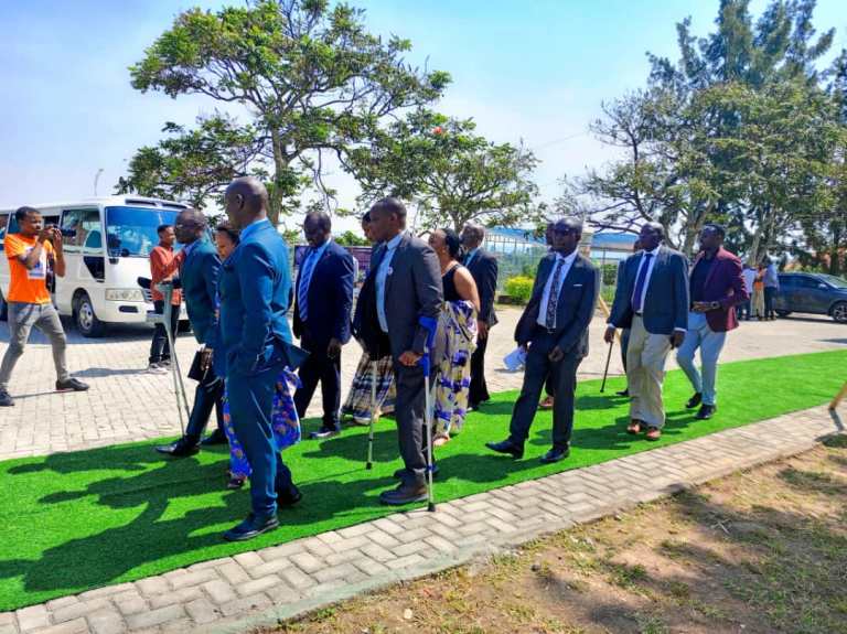 Abakandida 13 bahatanira umwanya umwe