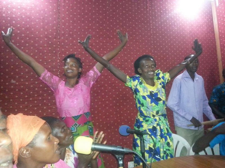 Abakecuru bizihiwe barabyina inkera irahinda.