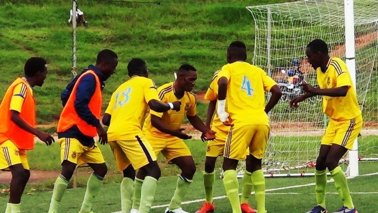 Abakiniye n'abagikinira AS Muhanga ngo ntibakwiye kwitwara nk'abakozi b'akarere