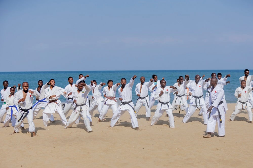 Abakinnyi ba Karate barimo gukorera imyitozo ku mucanga w'ikiyaga cya Kivu