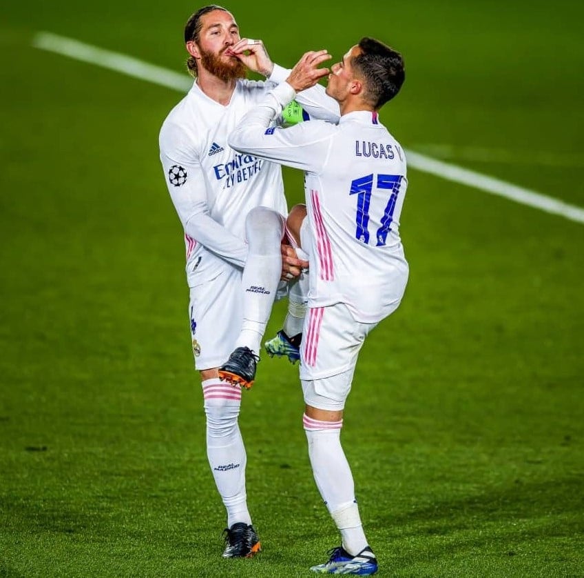 Abakinnyi babiri ba Real Madrid Lucas Vazquez wambaye nimero 17 na Sergio Ramos bishimiye igitego cya kabiri muri ubu buryo