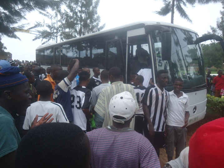 Abakinnyi ba APR FC binjira mu modoka bataha nyuma yo gutsindwa.
