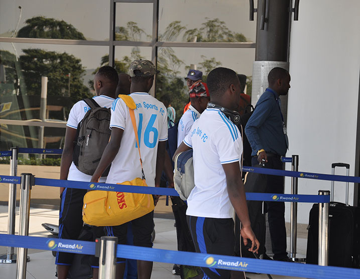Abakinnyi ba Rayon Sports binjira ku kibuga cy