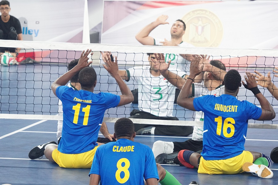 Abakinnyi b'u Rwanda ubwo bari bategereje umupira wari uguye gutangwa na Iraq