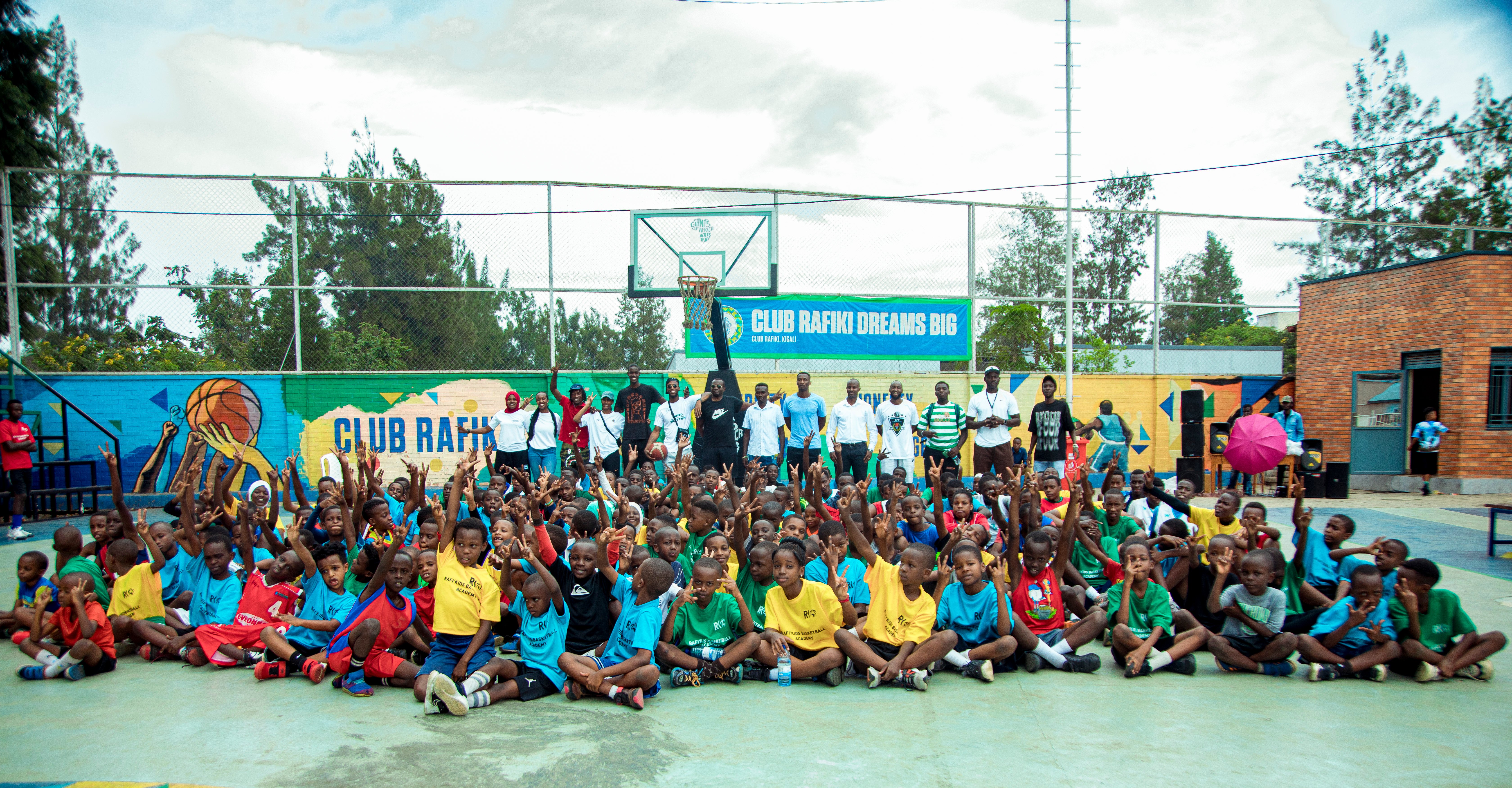 Abakinnyi ba APR BBC bari kumwe n'abana barenga 150 babarizwa muri iri shuri rya Basketball