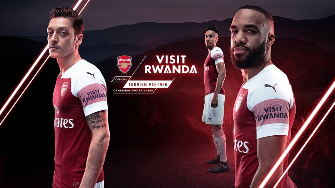 Abakinnyi ba Arsenal Mezut Ozil (ibumoso) Pierre Aubameyang (hagati) na Alexandre Lacazette (iburyo) ni bo ba mbere bagaragaye bamamaza Visit Rwanda