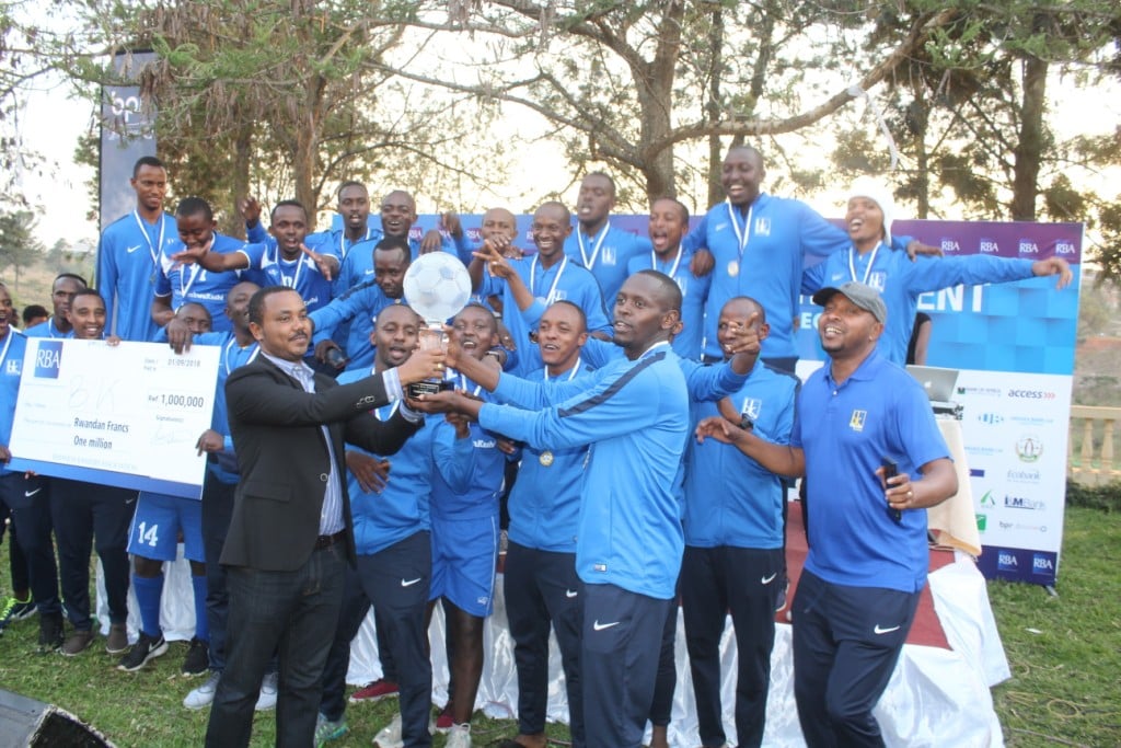 Abakinnyi bashyikirizwa igikombe na Ruboneza Prosper wari uhagarariye Ferwafa