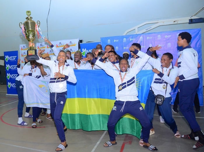 Abakinnyi ba RRA bishimira igikombe