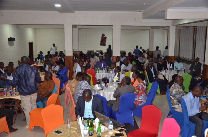 Abakiriya ba Banki y'abaturage basangira n'abayobozi bayo.