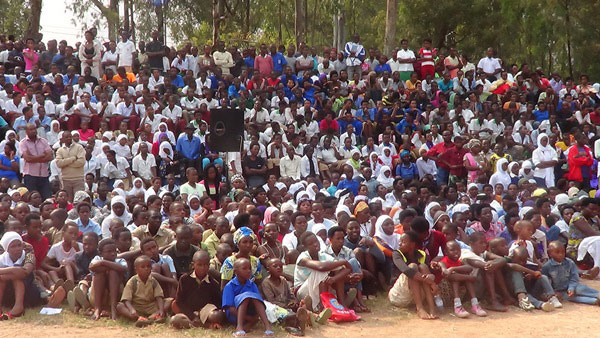 Abakiriye urumuri benshi bari urubyiruko n'abana bato.