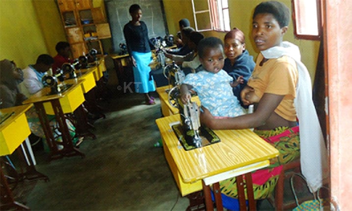 Abakobwa babyariye iwabo bigisha imyuga ngo bibarinde kugwa mu bindi bishuko.