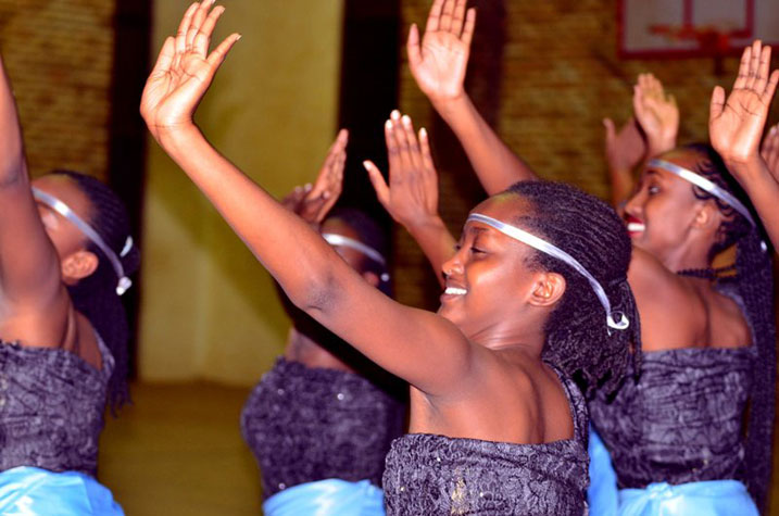Abakobwa bakuru b'inyamibwa nabo bafashije barumuna babo kwizihiza ababyeyi.