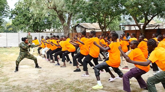 Ingabo z'u Rwanda zifasha abana b'abakobwa kwirinda ihohoterwa