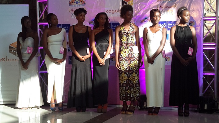 Abakobwa barindwi bahataniraga guhagararira Intara y'Amajyepfo mu marushanwa ya Miss Rwanda 2016.